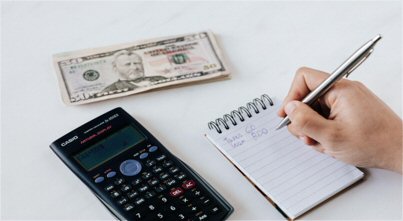 Counting money and settling accounts with a calculator